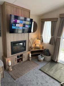 ein Wohnzimmer mit einem Flachbildfernseher an der Wand in der Unterkunft Luxury van at Redcar Beach in Redcar