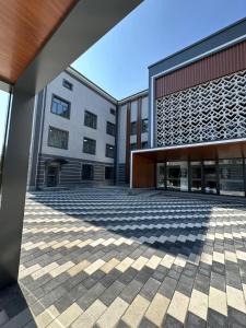 een extern uitzicht op een gebouw met een binnenplaats bij Tahtapul Expo Hotel in Tasjkent