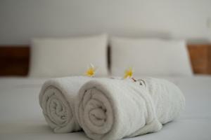 two rolls of towels with birds on top of them at Padma Graha Villa in Candidasa