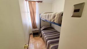 a hallway with two bunk beds in a room at D14-9 Arriendo diario a pasos de la playa Arica in Arica