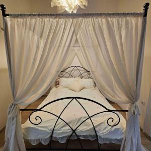 Postel nebo postele na pokoji v ubytování Heroina