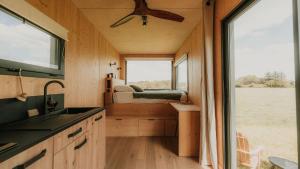 Kuchyň nebo kuchyňský kout v ubytování Parcel Tiny House Ty Pois 2 près de la Pointe de La Torche + 7 fotografií