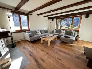 una sala de estar con un sofá y una mesa en Casa Siccardi, en Klosters Serneus