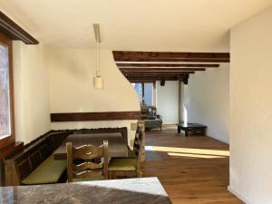 Un comedor con una mesa y sillas en una habitación. en Casa Siccardi, en Klosters Serneus
