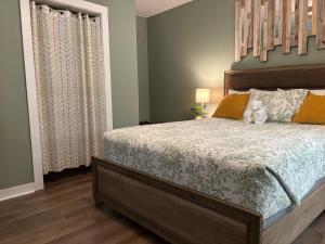 Giường trong phòng chung tại The Woodward Unit A