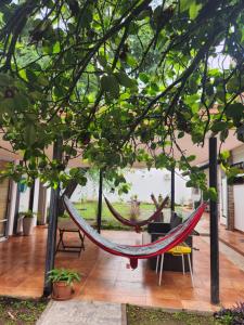 een hangmat op een terras met uitzicht op het water bij LOS OLIVARES. SAN LORENZO in Salta