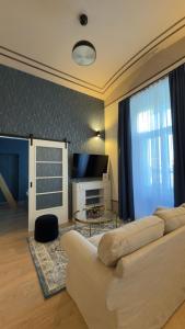 a living room with a couch and a television at Apartmán U Hradu in Strakonice