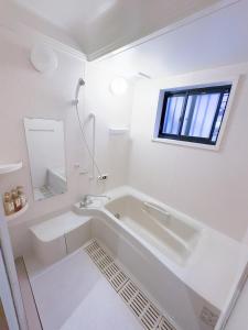 Koupelna v ubytování 十分钟到达Namba + 32 fotografií