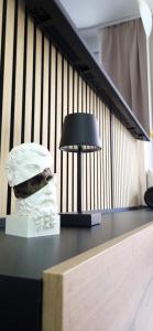 una lampada appoggiata sopra una scrivania accanto a un muro di Apartman Cozy a Spalato (Split) Altre 17 foto