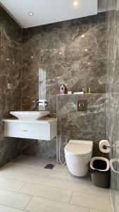 Ένα μπάνιο στο The Chiefs Villa