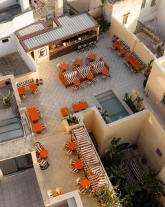una vista dall'alto di un patio con tavoli e sedie di Palazzo Presta a Gallipoli