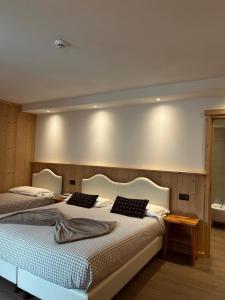 two beds in a bedroom with a sink at Hotel Nazionale in Bormio