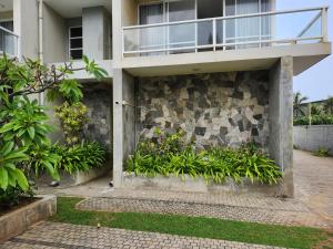 Un edificio con un balcón en el lateral. en Aqua Beach Resort Apartments, en Wattala