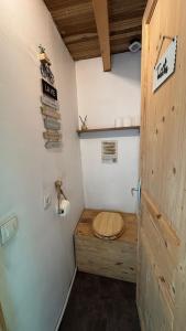 ein Bad mit einem WC aus Holz im Zimmer in der Unterkunft Maisonnette à la campagne in Roissard