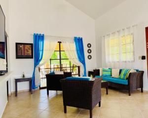 Posezení v ubytování Hispaniola 3 bed, 3 bath Villa with pool & jacuzzi