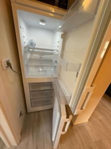 ein leerer Kühlschrank mit offener Tür in einem Raum in der Unterkunft La mansarda in montagna - Roccaraso in Roccaraso