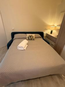 Schlafzimmer mit einem Bett mit einem Kissen und einem Tisch in der Unterkunft La mansarda in montagna - Roccaraso in Roccaraso