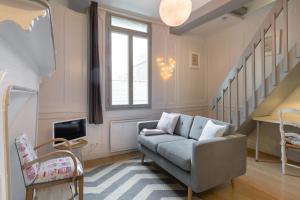 uma sala de estar com um sofá e uma televisão em Ty Melaine by Cocoonr em Rennes