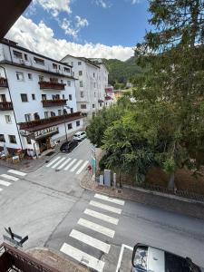 Blick auf eine Stadtstraße mit einem Gebäude in der Unterkunft La mansarda in montagna - Roccaraso in Roccaraso
