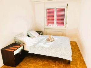 Ένα ή περισσότερα κρεβάτια σε δωμάτιο στο Large Flat with Balcony in Zurich, Kars