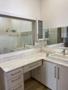 Ένα μπάνιο στο Palco Pacífico Villa with Private Rooftop Pool