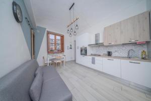 ein Wohnzimmer mit Couch und Küche in der Unterkunft Scopri Torino da una posizione privilegiata! in Turin + 24 Fotos