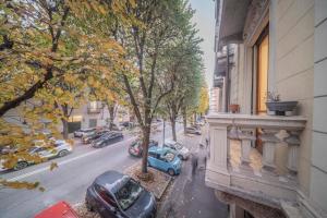 Blick auf eine Straße mit geparkten Autos in der Unterkunft Scopri Torino da una posizione privilegiata! in Turin