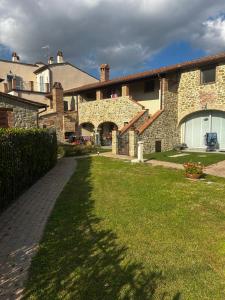 een bakstenen gebouw met een grasveld ervoor bij Casa Rachele in Arezzo