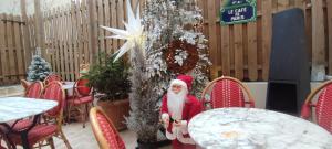 een kerstman die voor een tafel staat bij PARIS AUTHENTIC HOUSE Métro Line 14 Station Hôpital Bicêtre, RER B Gentilly in Parijs