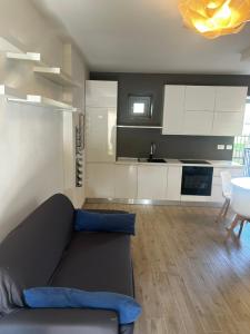 een woonkamer met een bank en een keuken bij Casa Rachele in Arezzo +5 foto's