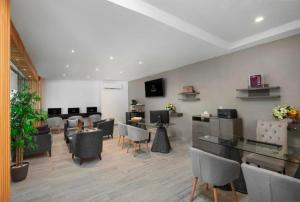 ein Wartezimmer mit Stühlen und einem Tresen in einem Raum in der Unterkunft El cid La ceiba beach in Cozumel