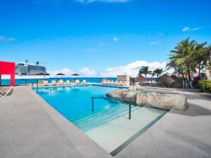 ein Resortpool mit Meerblick in der Unterkunft El cid La ceiba beach in Cozumel