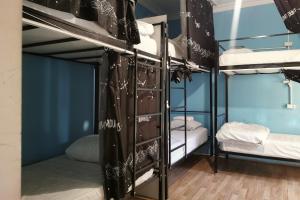 Un grupo de literas en un dormitorio. en Harmony Backpackers Hostel, en Batumi