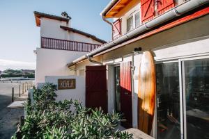 a building with a surfboard on the side of it at Koala Surf House, en bord d'Océan, planches de surf et skates à disposition in Hossegor +28 photos