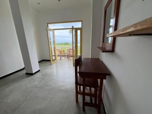 um quarto com uma secretária, uma mesa e cadeiras em The Sunset Weligama em Weligama mais 17 fotografias