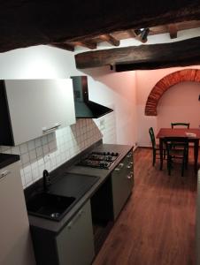 Kuchyň nebo kuchyňský kout v ubytování Zinfarosa Color House