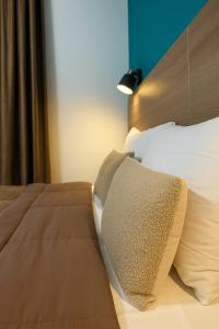 a hotel room with a bed and a lamp at Hotel Aurelia Milano Centrale in Milan