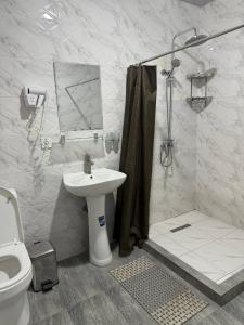 Ένα μπάνιο στο Nari 2 Hotel