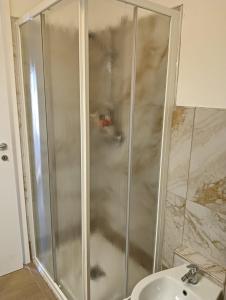 y baño con ducha y lavabo. en Wendy's House- self check in-, en Bérgamo