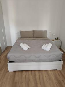 Una cama blanca con dos almohadas blancas. en Wendy's House- self check in-, en Bérgamo