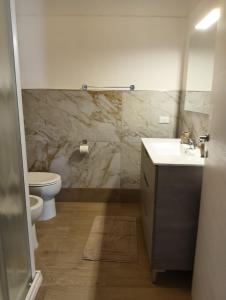 un baño con inodoro y lavabo en Wendy's House- self check in-, en Bérgamo