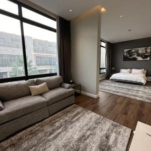 una sala de estar con un sofá y una cama en فلل بكمباوند خاص, en Riad 68 fotos más