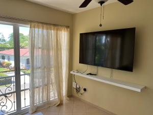 TV a/nebo společenská místnost v ubytování Villa 102A, 5 master bedroom and 5 full bathrooms with private pool