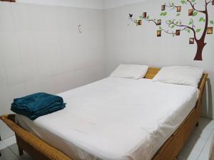 Giường trong phòng chung tại Menowall SEA GARDEN Guesthouse