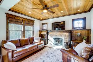 Televiisor ja/või meelelahutuskeskus majutusasutuses Old Stone Cottage Retreat in the Heart of Missouri