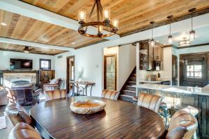 Istumisnurk majutusasutuses Old Stone Cottage Retreat in the Heart of Missouri