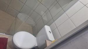 a bathroom with a white toilet in a room at Espaço inteiro in São Caetano do Sul