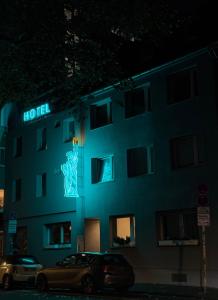 um edifício com um sinal de néon na lateral em Liberty Hotel Cologne em Colónia