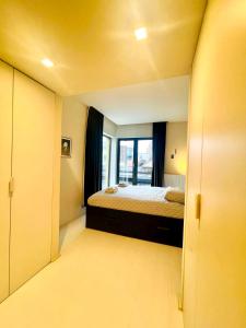 Postel nebo postele na pokoji v ubytování The DownTown Escape