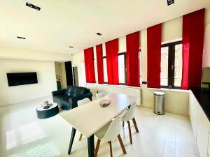 TV a/nebo společenská místnost v ubytování The DownTown Escape